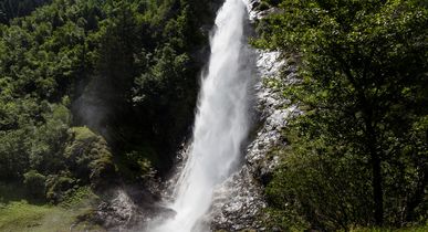 Der Partschinser Wasserfall in Südtirol, der in mehreren Stufen herabstürzt.