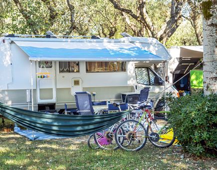 Camping Adria Urlaub Wohnmobil zwischen Bäumen