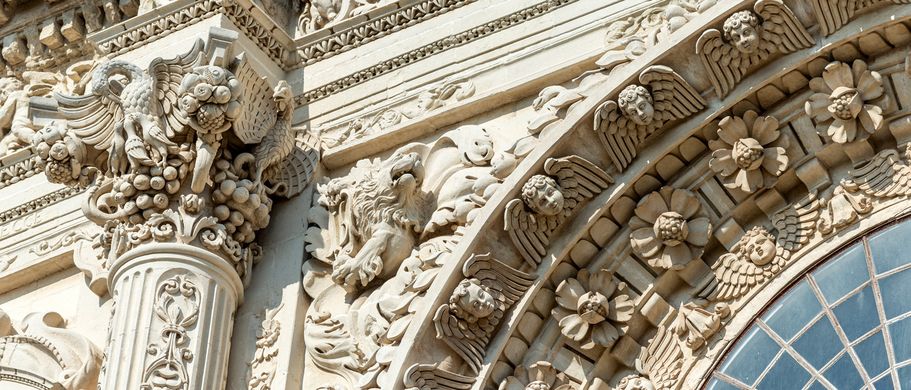  Details der prunkvollen Fassade der Basilika Santa Groce in Lecce