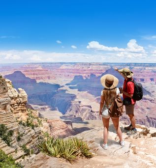 Paar blickt über den Grand Canyon