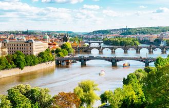 Panoramablick auf Moldau und Brücken
