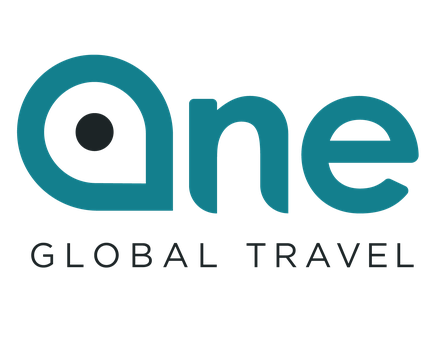 Das Logo von "ONE global travel", bestehend aus einem blauen Kreis mit einem weißen "1" darin und dem Schriftzug "ONE global travel" daneben. Das Logo ist auf einem Bildschirm oder einer Leinwand vor einem Publikum zu sehen.