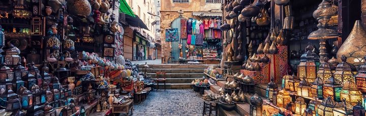 Markt in KAiro mit bunten MArktständen in engen Gassen