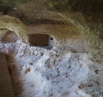 Blick auf die Felsenhöhle von Aladja.