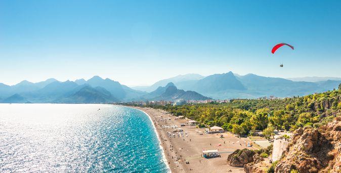 Strand mit Paraglider, Antalya, Türkei