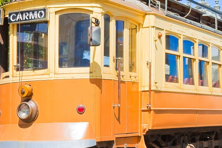 Eine gelbe Straßenbahn in einer Stadt.
