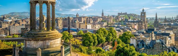 Eine Stadtansicht von Edinburgh, Schottland, mit dem Scott Monument und anderen Gebäuden.