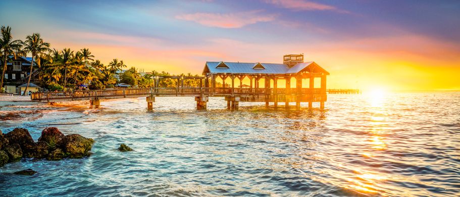 Roadtrip: Urlaub in Florida Pier am Strand bei Sonnenuntergang