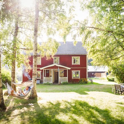 Ferienhaus Urlaub Schweden Rotes Haus zwischen Bäumen