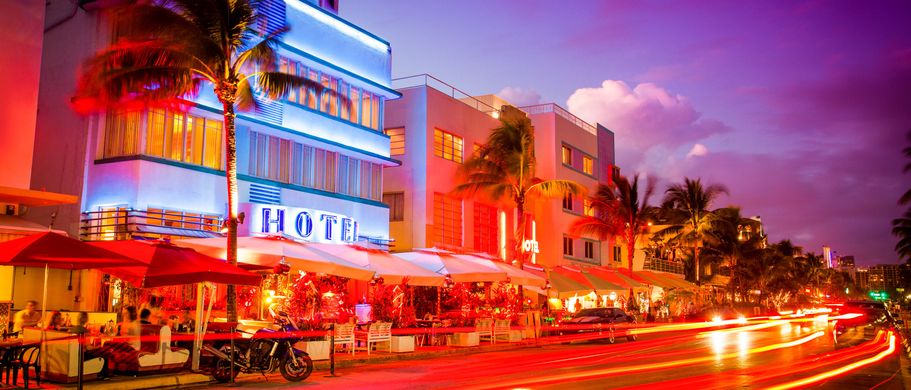 Roadtrip: Urlaub in Florida Nachtansicht einer Straße mit Hotels und Bars