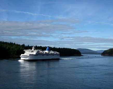 Kreuzfahrtschiff an Kanadas Küste in British Columbia.