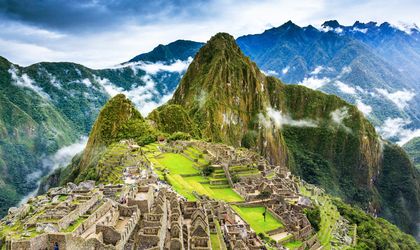 MAchu Pichu Berg mit Inkastätte im Vordergrung