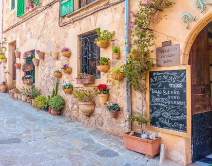 Gemütliche mediterrane Gasse auf Mallorca