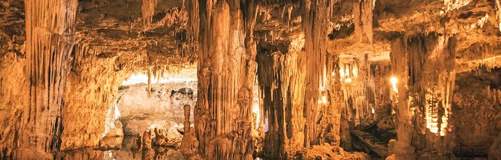 Eine Grotte oder Höhle mit Statuen.