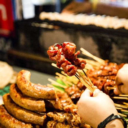 Gegrilltes an einem der Stände am Chiang Mai Gate 