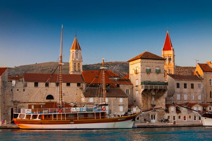 Die Stadt Split mit einem Hafen und Gebäuden am Wasser.