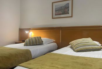 Hotel, Hôtel Busby