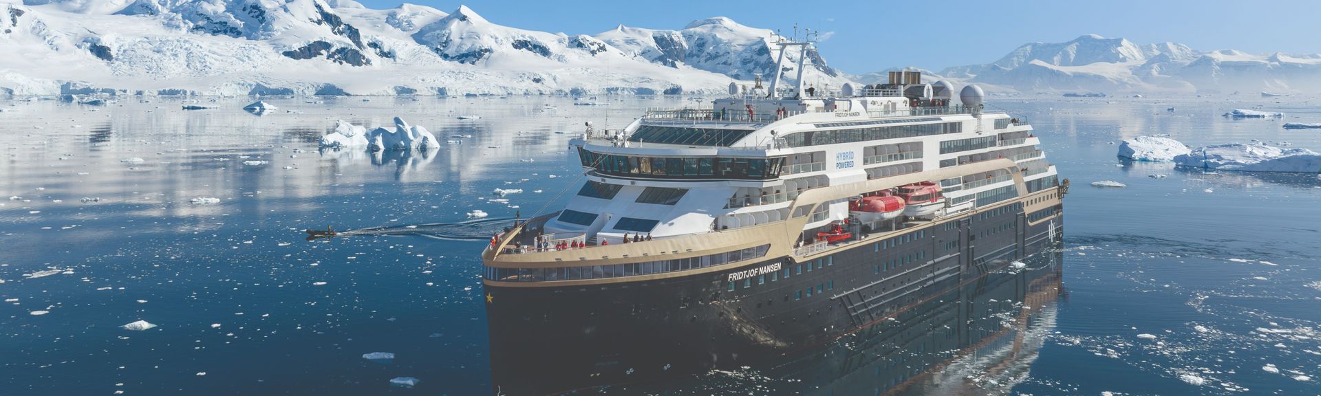 MS Fridjoff Nansen Schiff fährt vor Eisberg 