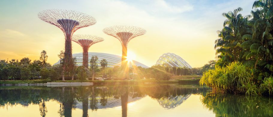 Futuristischen Park in Singapur bei Sonnenaufgang
