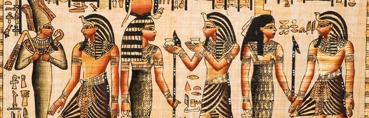 Detailreiche Wanddarstellung auf Papyrus zeigt ägyptische Gottheiten und Pharaonen in traditioneller Kleidung und Symbolik.