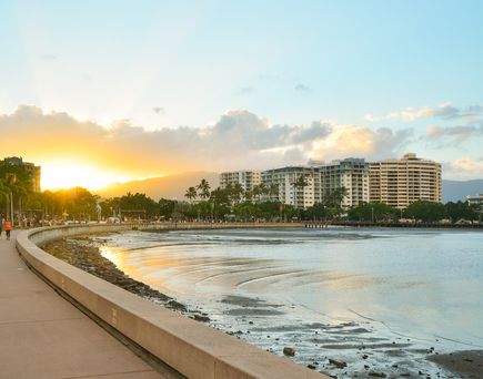 Ruhige Strandpromenade im Abendlicht