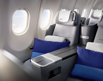 Business Class Sitze im Flugzeug der Discover Airlines