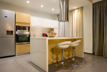 Hotel, Polis Apartments