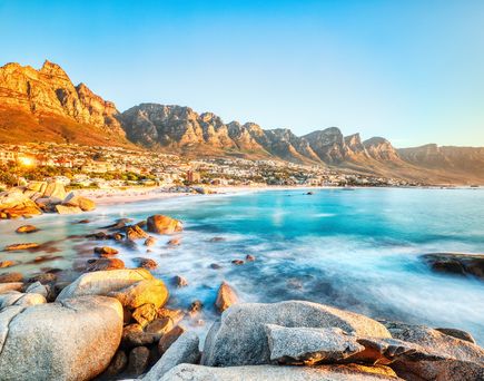 Kleine Bucht der Seychellen mit Klippen, Strand und Meer