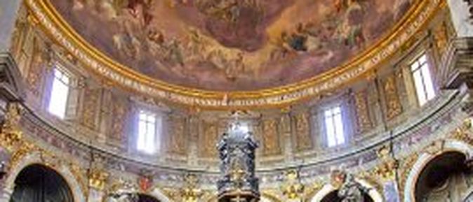 Der atemberaubende Innenbereich der Basilica della Santissima Annunziata mit der goldenen Decke. 