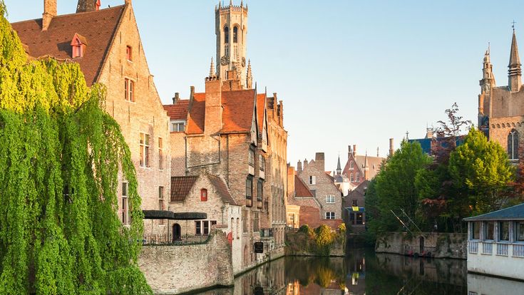 Eine Stadtansicht von Brügge, Belgien, mit Kanälen und Gebäuden.