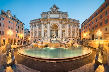 Bei Dämmerung ist der wundervolle Trevi-Brunnen mit seiner Neptun-Skulptur zu sehen.