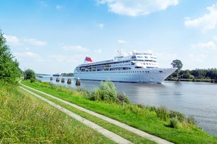 Kreuzfahrtschiff fährt durch Nord-Ostseekanal