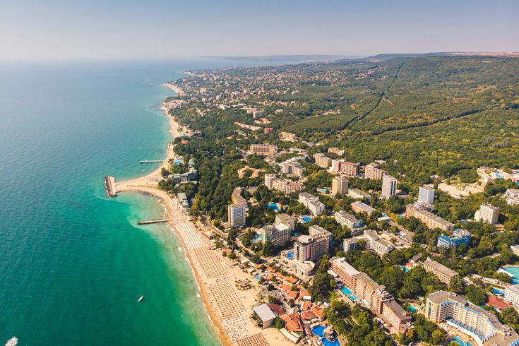 Blick über Varna aus der Vogelperspektive. Meer, Strand, Hotels und Wald.