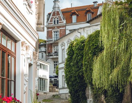 Eine enge Gasse mit weißen Gebäuden.