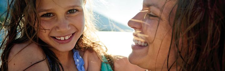 Mädchen und Frau lächelnd am Strand