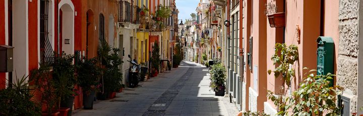 Sardinien, Cagliari, Gasse mit bunten Häusern