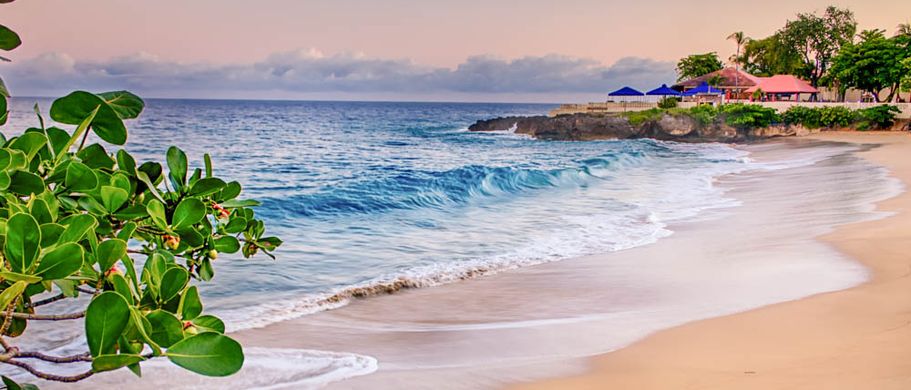 Karibiktraum mit türkisblauem Meer am breiten Sandstrand im Norden der Republik