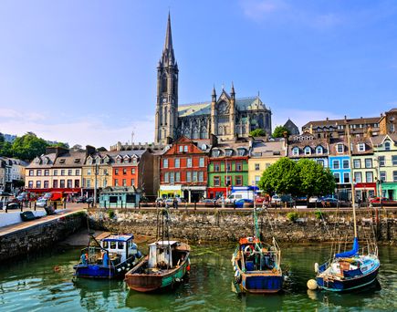 Eine Stadtansicht von Cork, Irland, mit einem Fluss und Gebäuden.