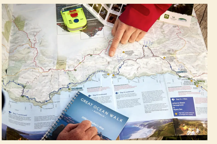 Hand zeigt auf eine Karte