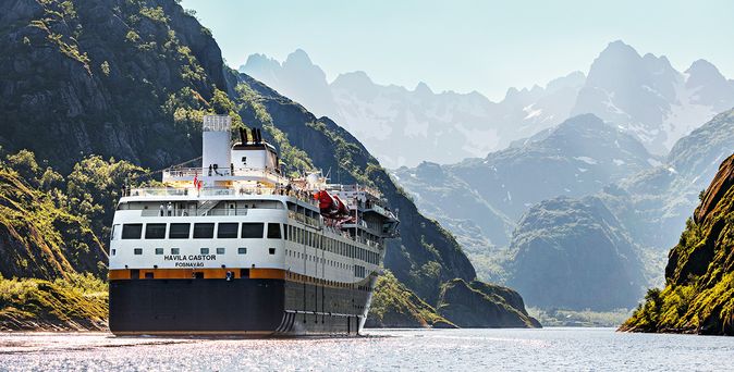 Postschiff fährt in Nowergen durcheinen Fjord