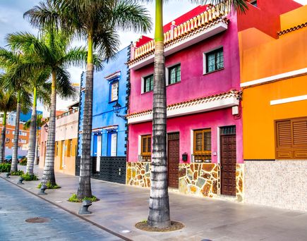 Eine historische Straße im alten Viertel von Puerto de la Cruz auf Teneriffa, mit traditionellen kanarischen Häusern und Kopfsteinpflaster.