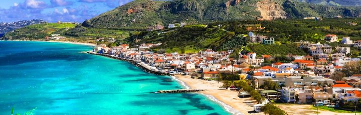 Eine Bucht mit türkisfarbenem Wasser und einem Boot.