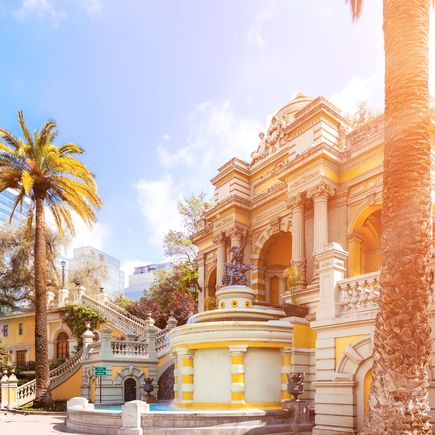 Der Cerro Santa Lucía in Santiago, Chile, ein grüner Hügelpark mit historischen Gebäuden, Springbrunnen und Terrassen, der einen Panoramablick über die Stadt bietet.