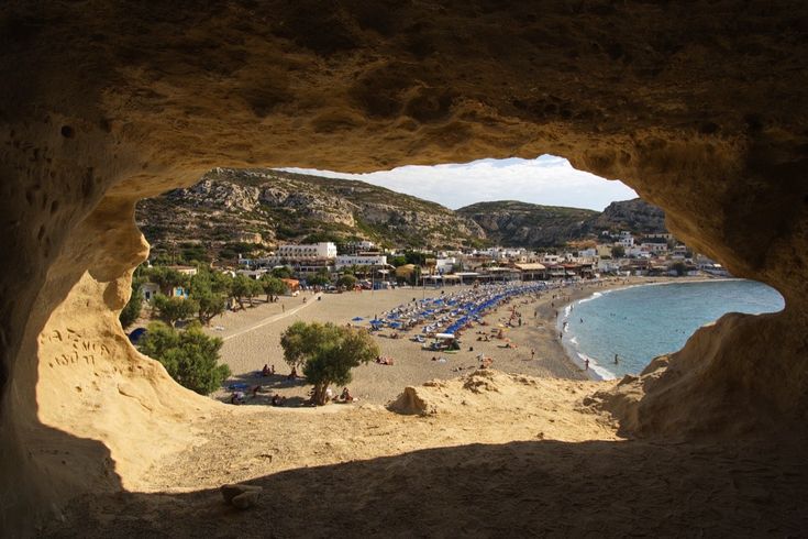 Eine Höhle mit einem Eingang zum Meer.