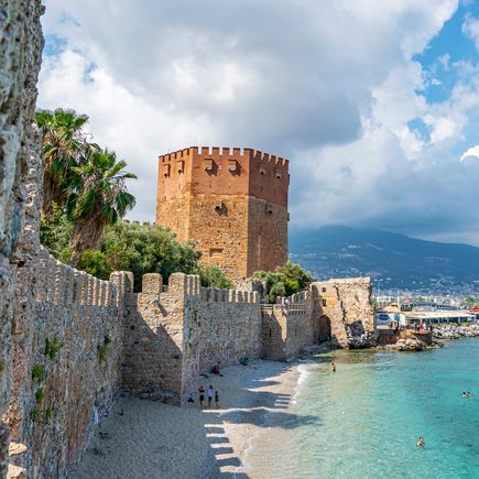 Der Rote Turm aus dem 13. Jahrhundert thront majestätisch über dem Hafen von Alanya