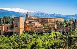 Die Alhambra in Granada, Spanien, eine maurische Festung auf einem Hügel.