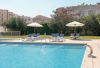 Hotel, Alua Leo