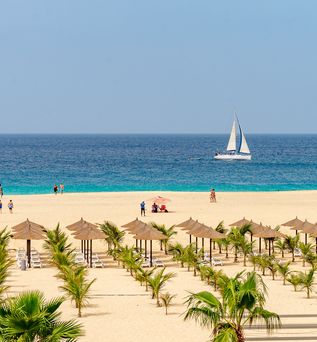 Strand mit Segelboot mit Blick aufs Meer vor der Insel Sal
