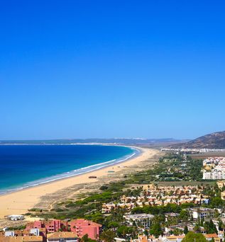 Blick von den Bergen auf den wunderschönen endlosen Sandstrand zwischen Atlanterra, Zahara de los Atunes und Barbate an der Costa de la Luz, Andalusien