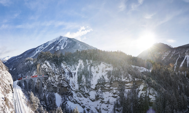 Winterpanorama im Glacier-  & Bernina Express 